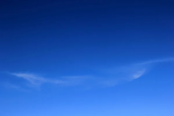 Una Gran Estela Química Sobre Cielo Azul Sendas Químicas Masivas — Foto de Stock