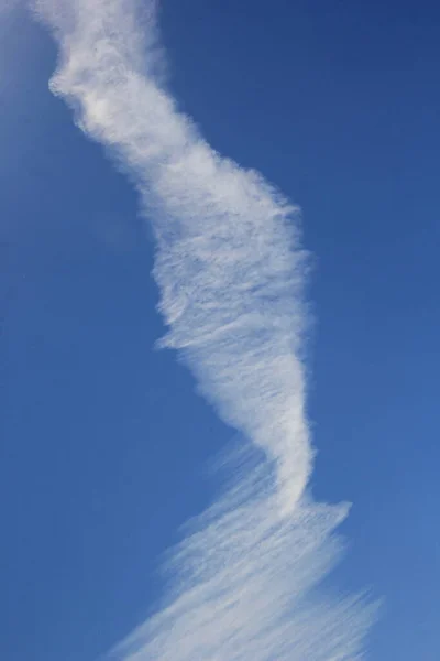 Mavi gökyüzünde büyük bir kimyasal iz. Mavi gökyüzü arkaplanı üzerinde yoğun kimyasal izler ya da çelişkiler