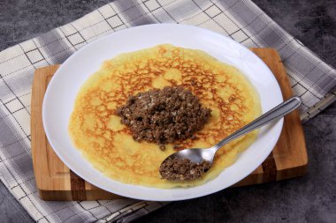 İnce bir krepte kıyma doluyor. Et ya da kalple dolu bir krep yapmak