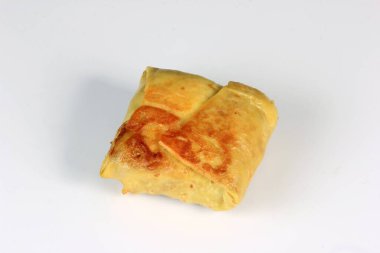 Beyaz arka planda doldurulmuş krep.