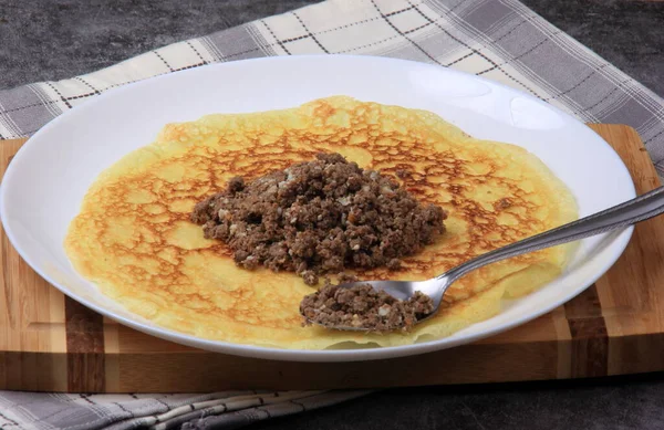 Enchimento Carne Picada Uma Panqueca Fina Grande Fazendo Uma Panqueca — Fotografia de Stock