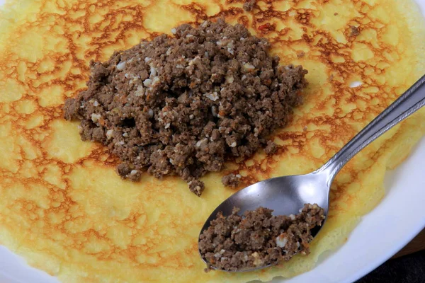 Enchimento Carne Picada Uma Panqueca Fina Grande Fazendo Uma Panqueca — Fotografia de Stock