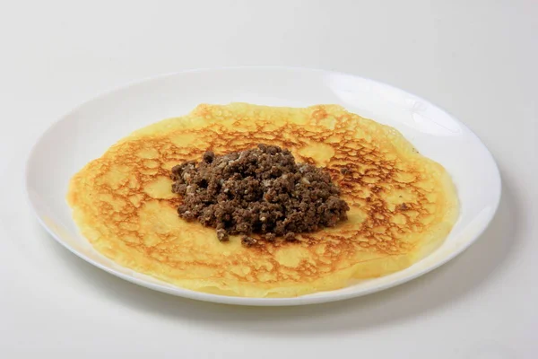 Enchimento Carne Picada Uma Panqueca Fina Grande Fazendo Uma Panqueca — Fotografia de Stock