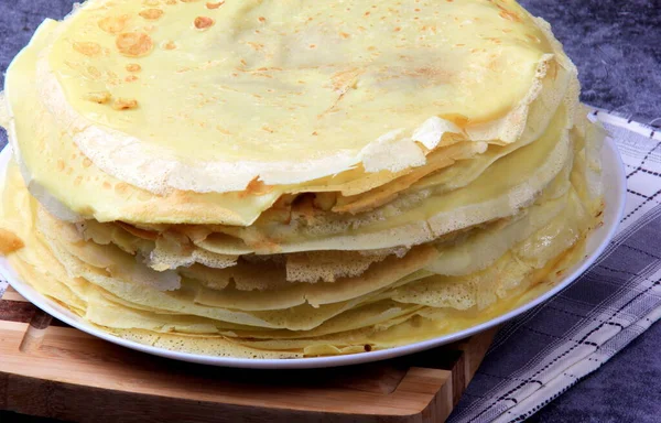 Een Stapel Ronde Dunne Pannenkoeken Een Houten Keukenbord — Stockfoto