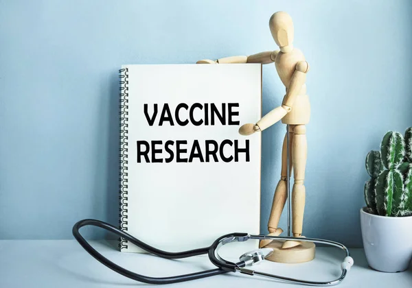 Mesa Médica Con Una Persona Madera Estetoscopio Inscripción Investigación Vacina — Foto de Stock