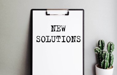 Elinde tutucu olan yeni yazıtlar panoya yazıldı. Sağlık hizmeti kavramı.