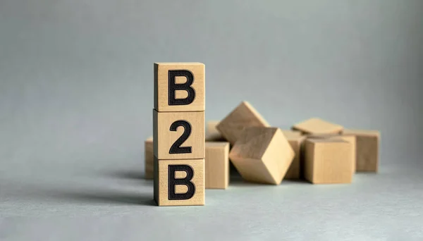 Tahta küplere işyeri ve finans kavramının izole edildiği B2B yazılıdır..