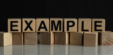 Koyu bir zemin üzerinde izole edilmiş tahta küplere işyeri ve finans kavramı.