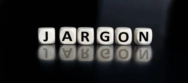 Tahta küplere yazılmış JARGON yazısı karanlık bir arkaplanda izole edilmiş, iş ve finans kavramı.