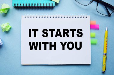 Finansal ya da ekonomik temalı bir not. İş aksesuarlarıyla birlikte çalışma masasının en üst görüntüsü. Kavramsal görüntü, iş aksesuarları, defter, kalem, buruşuk kağıt, gözlük..