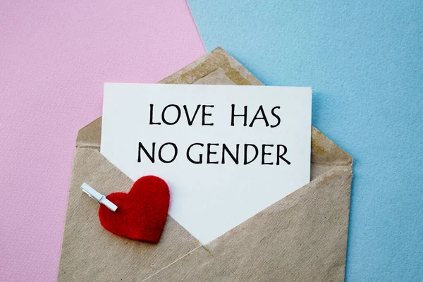 テキスト Love Has Gender の開いた封筒は ピンクと青の背景にハートと花の装飾が施されています フラットレイアウト トップビュー Lgbtの概念 ストック写真