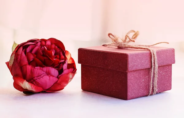 Δώρο Vintage Κουτί Μαζί Ένα Ροζ Λουλούδι Στο Τραπέζι Ένα — Φωτογραφία Αρχείου