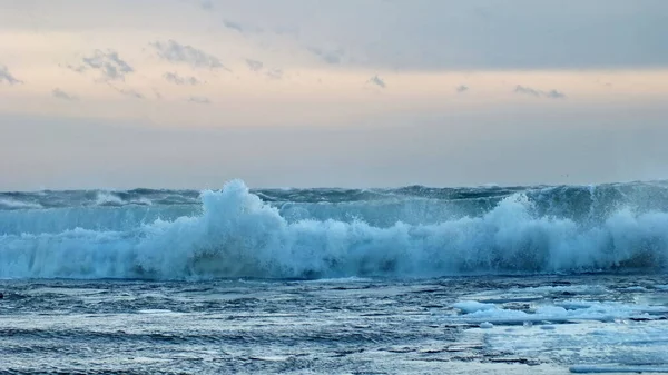 Golven Met Drijvend Ijs Breken Tegen Kust Van Lake Ontario — Stockfoto