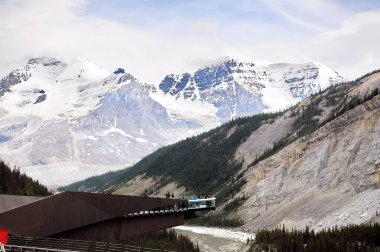 Columbia Buz Tarlaları, Jasper Ulusal Parkı, Alberta, Kanada, 13 Temmuz 2019: Yaz boyunca Jasper Ulusal Parkı 'nda parkın keyfini çıkaran turistler, çevresindeki dağların manzarasıyla.
