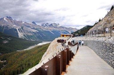Columbia Buz Tarlaları, Jasper Ulusal Parkı, Alberta, Kanada, 13 Temmuz 2019: Yaz boyunca Jasper Ulusal Parkı 'nda parkın keyfini çıkaran turistler, çevresindeki dağların manzarasıyla.