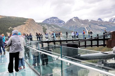 Columbia Buz Tarlaları, Jasper Ulusal Parkı, Alberta, Kanada, 13 Temmuz 2019: Yaz boyunca Jasper Ulusal Parkı 'nda parkın keyfini çıkaran turistler, çevresindeki dağların manzarasıyla.