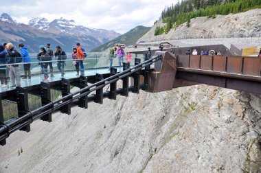 Columbia Buz Tarlaları, Jasper Ulusal Parkı, Alberta, Kanada, 13 Temmuz 2019: Yaz boyunca Jasper Ulusal Parkı 'nda parkın keyfini çıkaran turistler, çevresindeki dağların manzarasıyla.