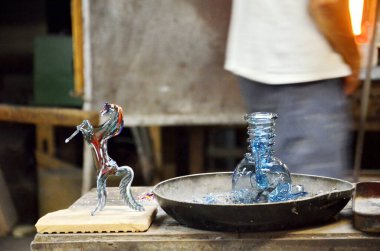 Murano, İtalya, Eylül 2015 Venedik 'teki Murano adasında cam üfleme. Camcılık Murano Adası 'nın ana sanayisidir ve Venedik camı ile ilişkilendirilir..