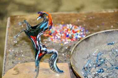 Murano, İtalya, Eylül 2015 Venedik 'teki Murano adasında cam üfleme. Camcılık Murano Adası 'nın ana sanayisidir ve Venedik camı ile ilişkilendirilir..