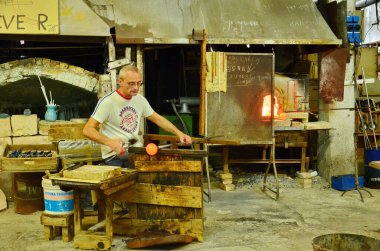 Murano, İtalya, Eylül 2015 Venedik 'teki Murano adasında cam üfleme. Camcılık Murano Adası 'nın ana sanayisidir ve Venedik camı ile ilişkilendirilir..