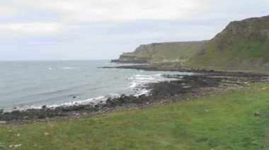 Kuzey İrlanda 'nın kuzey kıyısındaki Antrim County' deki Giant Geçidi..