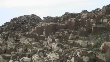 Kuzey İrlanda 'nın kuzey kıyısındaki Antrim County' deki Giant Geçidi..