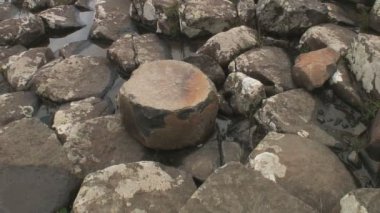Kuzey İrlanda 'nın kuzey kıyısındaki Antrim County' deki Giant Geçidi..