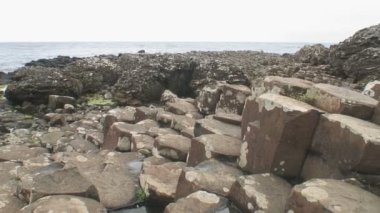 Kuzey İrlanda 'nın kuzey kıyısındaki Antrim County' deki Giant Geçidi..