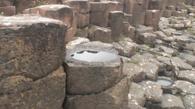Kuzey İrlanda 'nın kuzey kıyısındaki Antrim County' deki Giant Geçidi..