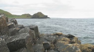Kuzey İrlanda 'nın kuzey kıyısındaki Antrim County' deki Giant Geçidi..