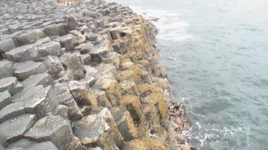 Kuzey İrlanda 'nın kuzey kıyısındaki Antrim County' deki Giant Geçidi..