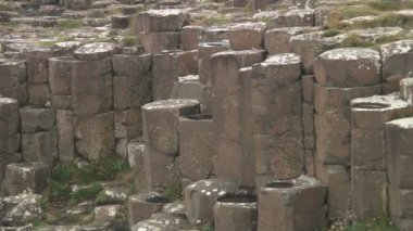 Kuzey İrlanda 'nın kuzey kıyısındaki Antrim County' deki Giant Geçidi..