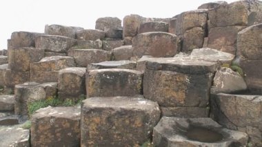 Kuzey İrlanda 'nın kuzey kıyısındaki Antrim County' deki Giant Geçidi..