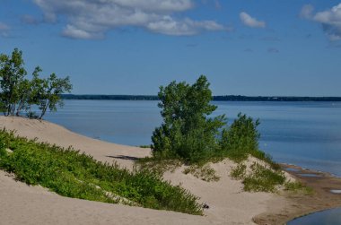 Ontario, Kanada 'daki Sandbanks İl Parkı' ndaki kum tepeleri. Kum bankaları dünyanın en büyük Baymouth bariyer oluşumudur. Ontario Gölü üzerinde yer almaktadır..