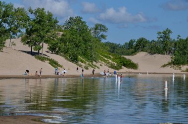 Prens Edward County, Ontario, Kanada, 14 Temmuz 2022: İnsanlar Sandbanks İl Parkı 'ndaki Dunes Sahili' nin tadını çıkarıyor. Kumsalları Ontario Gölü 'nün kuzeydoğu tarafında yer almaktadır..