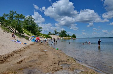 Prens Edward County, Ontario, Kanada, 14 Temmuz 2022: İnsanlar Sandbanks İl Parkı 'ndaki Dunes Sahili' nin tadını çıkarıyor. Kumsalları Ontario Gölü 'nün kuzeydoğu tarafında yer almaktadır..