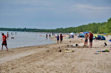 Prens Edward County, Ontario, Kanada, 14 Temmuz 2022: İnsanlar Sandbanks İl Parkı 'ndaki plajın tadını çıkarıyor. Kumsalları Ontario Gölü 'nün kuzeydoğu tarafında yer almaktadır..