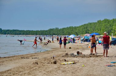 Prens Edward County, Ontario, Kanada, 14 Temmuz 2022: İnsanlar Sandbanks İl Parkı 'ndaki plajın tadını çıkarıyor. Kumsalları Ontario Gölü 'nün kuzeydoğu tarafında yer almaktadır..