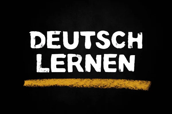 ドイツ語を学ぶ 白いチョークテキストと黒の黒板 — ストック写真