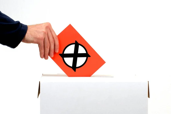 Main Avec Urne Insérant Une Enveloppe Rouge Élection Vote Référendum — Photo
