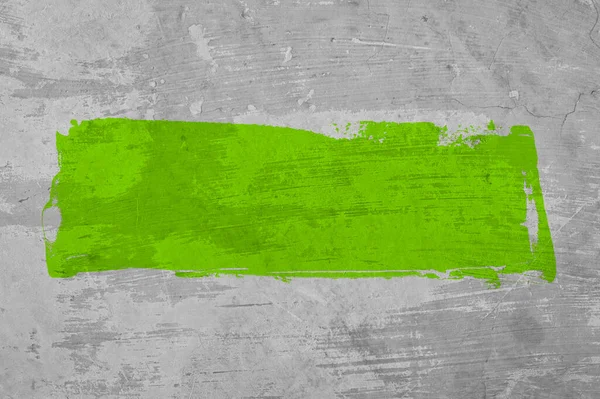 Серая Бетонная Стена Зеленой Полосой — стоковое фото