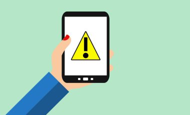 Uyarı, tehlike ya da hata işareti olan akıllı telefonu tutan kadın.