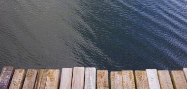 Holzsteg mit Planken aus Holz an einem See