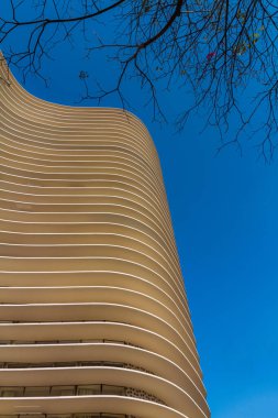 BELO ORIZONTE, MINAS GERAIS, BRAZIL - 5 Eylül 2021: Özgürlük Meydanı 'nda Oscar Niemeyer' in soyut binası (Praa da Liberdade)