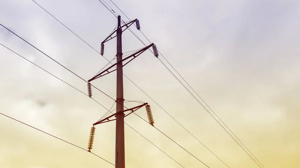 Elektrik direği. Yüksek voltajlı kule elektrik stoku fotoğrafı