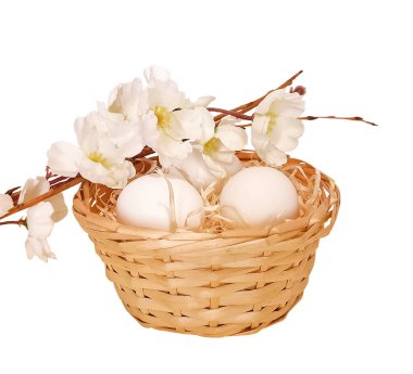 Beyaz arka planda izole edilmiş sepetteki yumurtalar. Paskalya yumurtaları