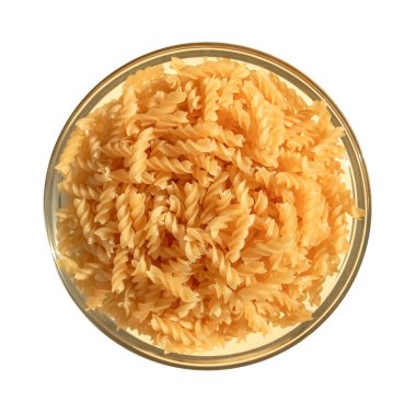 Beyaz arkaplanda kuru fusilli makarna izole