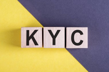 KYC - Müşterilerinizi tanıyın, sarı küplerde - gri arka plan.
