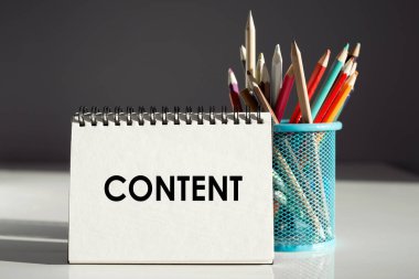 CONTENT - renkli kalemli bir deftere yazı.