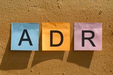 Duvardaki renkli kağıt notlardan ADR kelimesi.
